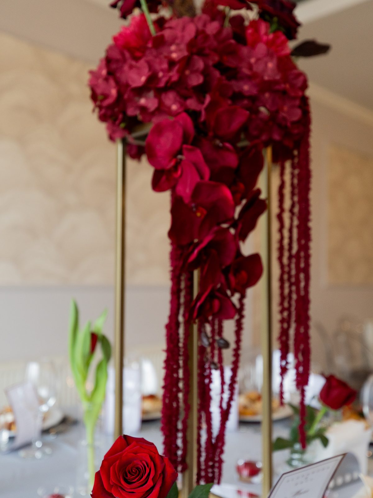 Decor floral rosu pe masa de eveniment, Restaurant AS Floresti