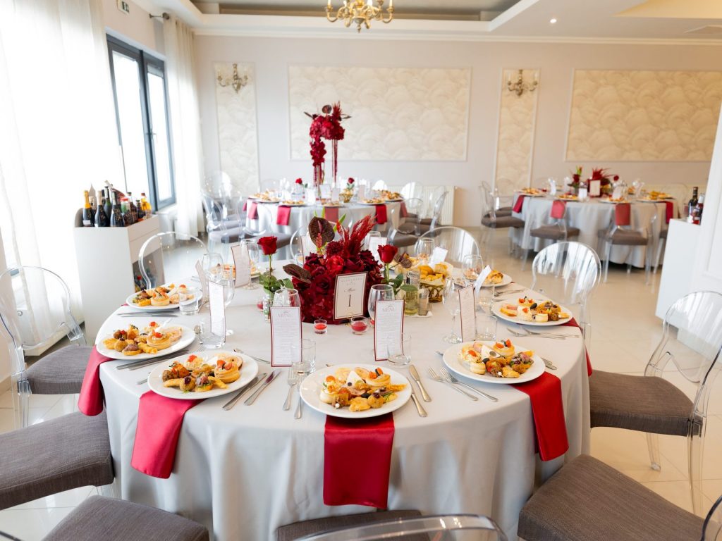 Sala de evenimente Restaurant AS Floresti, mese aranjate